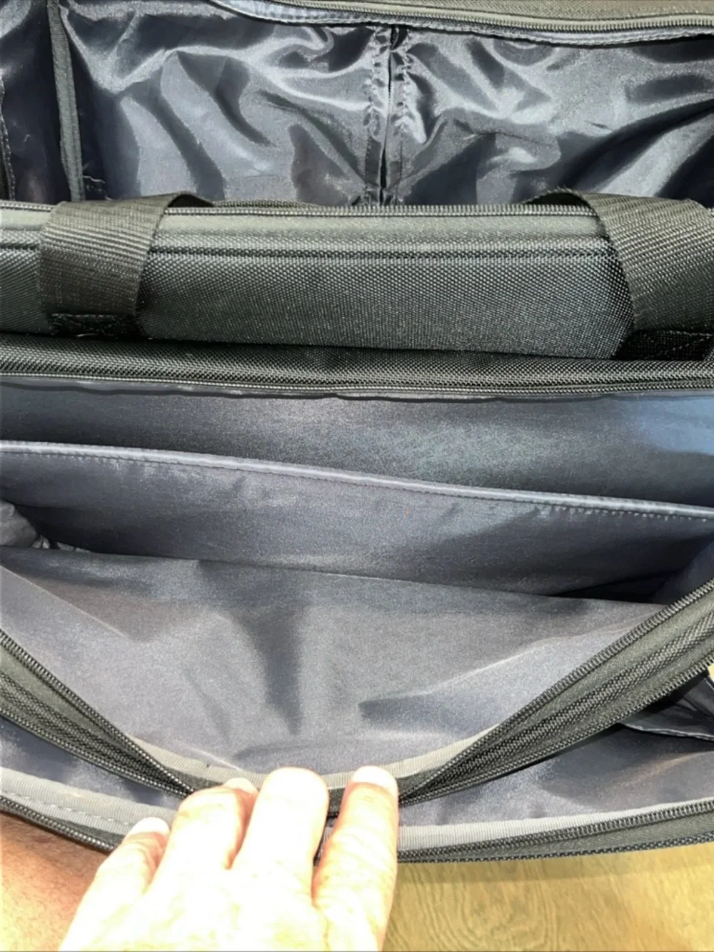 Solo : New York Bryant Rolling Laptop Briefcase / Carry-On Bag VG Condition
